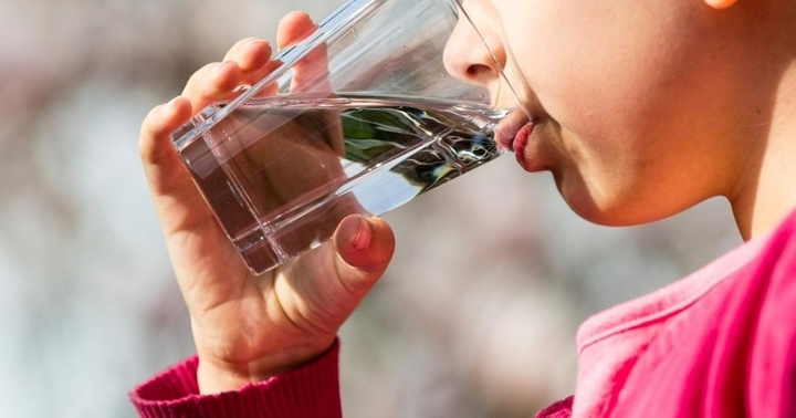 Uống 5 lít nước mỗi ngày vẫn không đỡ khát, nữ sinh suýt mất mạng vì căn bệnh hiếm