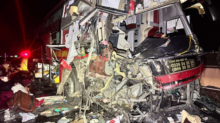 Vụ hai xe khách tông nhau trên cao tốc, 3 người tử vong: Hé lộ nguyên nhân 