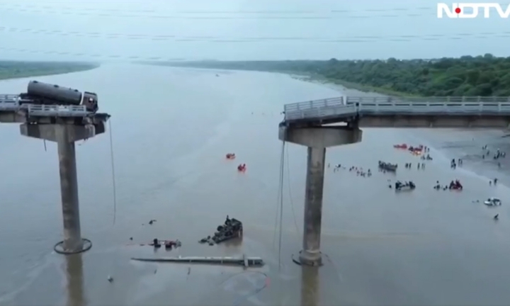 Hiện trường thương tâm vụ tai nạn sập cầu ở Ấn Độ, 11 người thiệt mạng