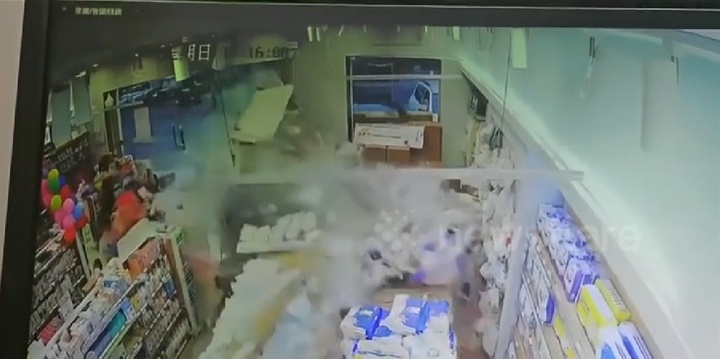 Clip: Tài xế không có bằng lái gây tai nạn kinh hoàng, 2 người sống sót kỳ diệu