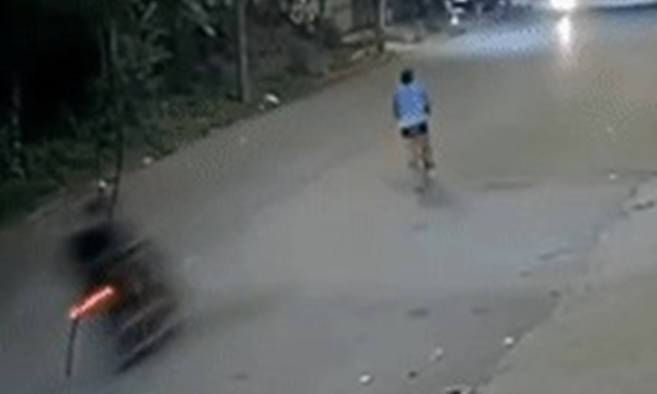 Clip: Camera an ninh ghi cảnh người đi xe đạp rẽ trái 