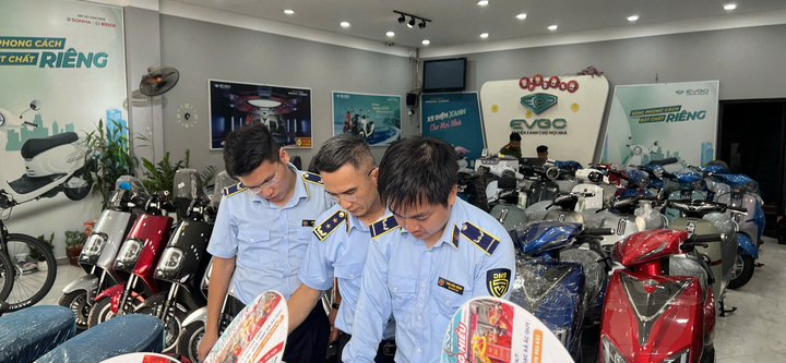 Chuyển hồ sơ một vụ kinh doanh xe máy điện giả nhãn hiệu sang cơ quan công an