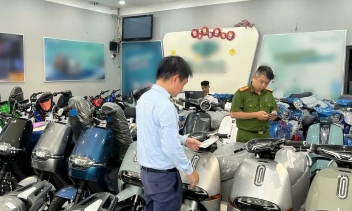 Kiểm tra 2 cửa hàng ở Hà Nội, phát hiện hơn 50 xe máy điện có dấu hiệu nghi vấn là hàng giả