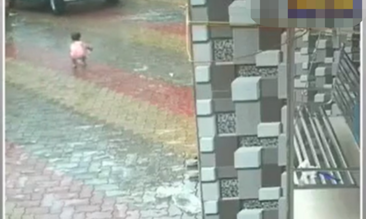 Clip: Thót tim khoảnh khắc bé trai 3 tuổi bị