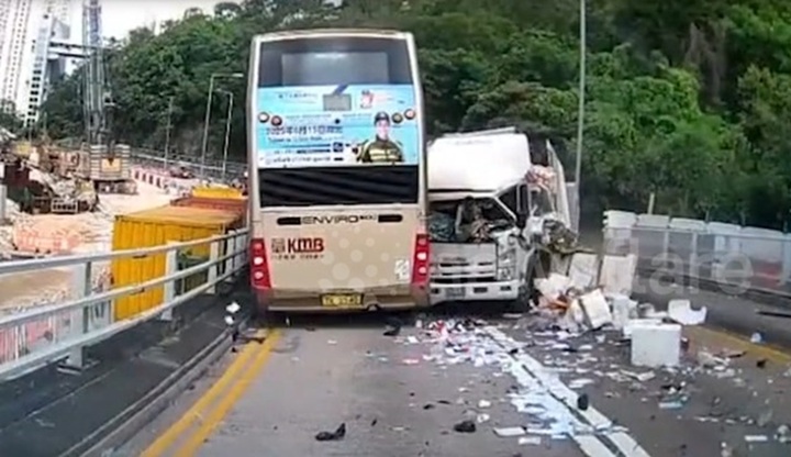 Clip: Đang di chuyển trên đường, xe tải bất ngờ đâm trực diện xe buýt, 13 người bị thương