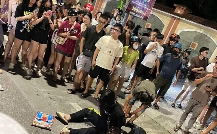 Danh tính cô gái trẻ đập bàn ghế, ném đá vào cây ATM ở Nghệ An 