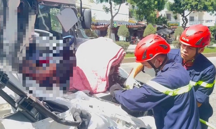 Đầu xe tải bẹp dúm sau tai nạn, cảnh sát cắt cửa đưa nạn nhân tử vong ra ngoài