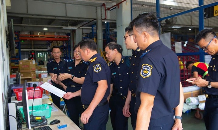 Hàng nhập khẩu qua chuyển phát nhanh dưới 1 triệu đồng bị thu thuế VAT tự động