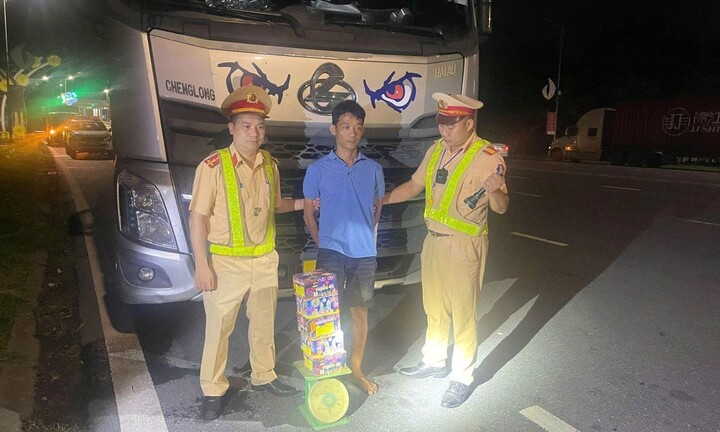 Phú Thọ: Bắt giữ đối tượng vận chuyển trái phép 8,2kg pháo hoa nổ