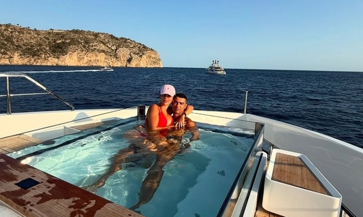 Ronaldo nghỉ dưỡng với vợ ở 