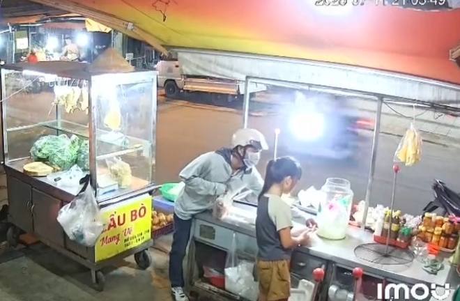 Công an vào cuộc xác minh clip bé gái 11 tuổi bị dàn cảnh lấy tiền khi bán hàng một mình ở TP.HCM