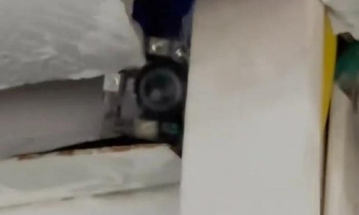 Clip: Phát hiện camera quay lén trong căn nhà mới thuê, người phụ nữ hoảng sợ trình báo cảnh sát