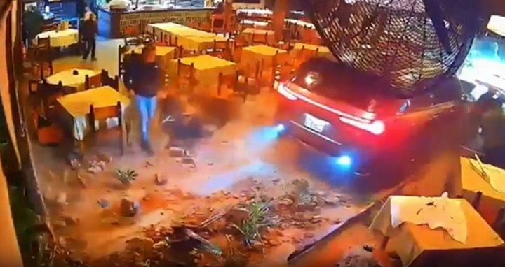 Clip: Tài xế Lexus lái xe lao vào nhà hàng sau mâu thuẫn, thực khách tháo chạy tán loạn