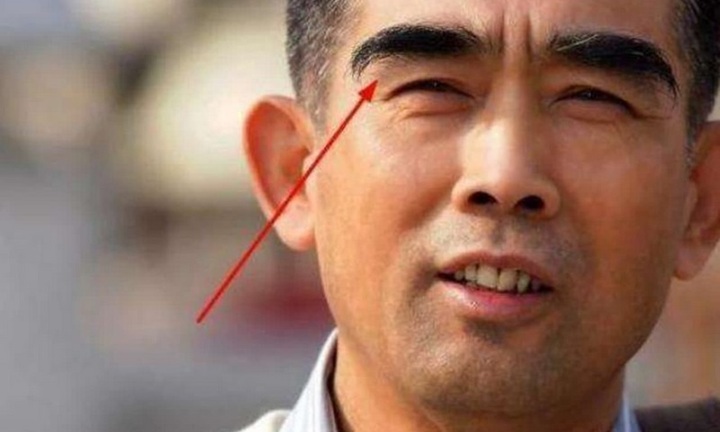 Đàn ông ngoài 50 tuổi lông mày đột nhiên dài ra, là dấu hiệu gì?
