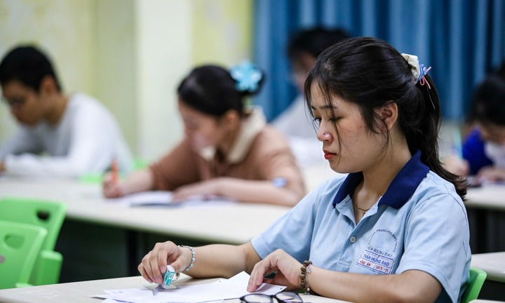 Điểm chuẩn Đại học Kinh tế - Luật 2025 dự kiến giảm nhẹ do ưu tiên Toán, Anh