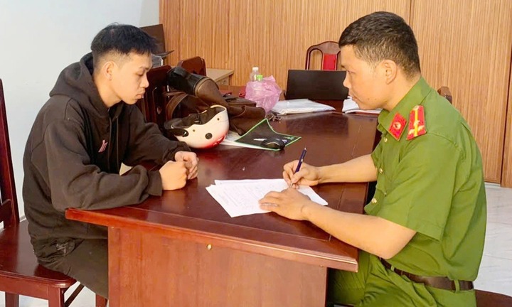 Giả vờ mua vé số, nam thanh niên giật dây chuyền vàng của cụ bà 83 tuổi