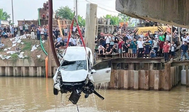 Hiện trường vụ ô tô rơi xuống sông sau khi tông 2 xe máy ở Nghệ An