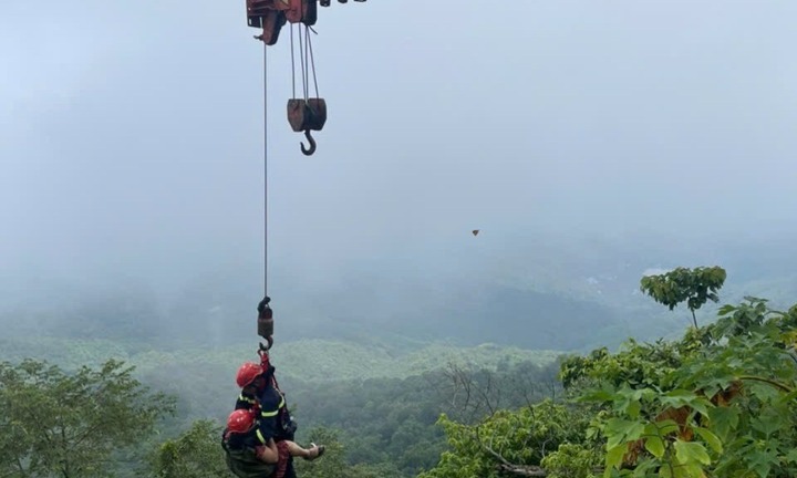 Huy động xe cẩu cùng hàng chục cảnh sát cứu 2 người đi xe máy lao xuống vực ở Vườn Quốc gia Ba Vì