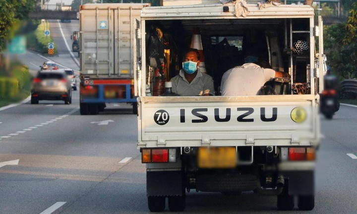 Trường hợp nào xe ô tô chở hàng được chở người?