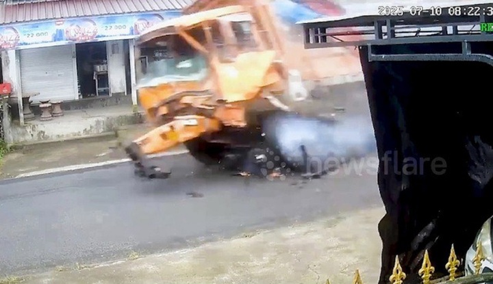 Clip: Xe trộn xi măng mất lái lao thẳng vào nhà dân, 4 người tử vong thương tâm