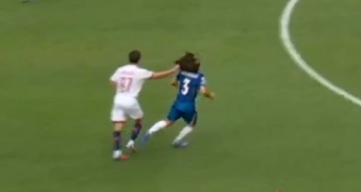 Cầu thủ PSG lãnh thẻ đỏ vì giật tóc đối thủ