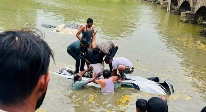 Mất lái khi tránh xe tải đi ngược chiều, ô tô lao xuống sông khiến 2 người không qua khỏi ở Ấn Độ