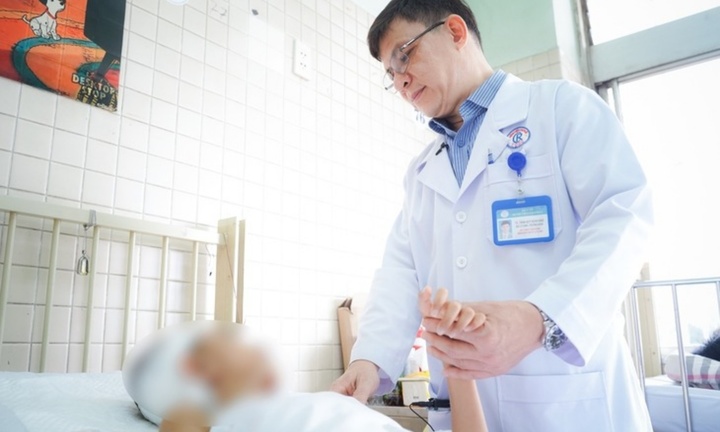 Tình hình sức khoẻ bé trai bị cây rơi trúng đầu ở TP.HCM hiện ra sao?