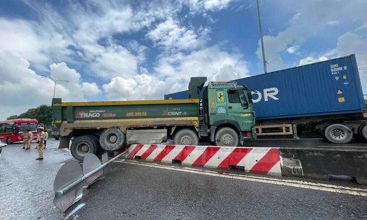 Xe tải và xe ben cùng tông dải phân cách, CSGT