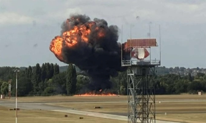 Máy bay rơi ngay sau khi cất cánh, phát nổ dữ dội ở Anh: Toàn bộ người trên khoang thiệt mạng