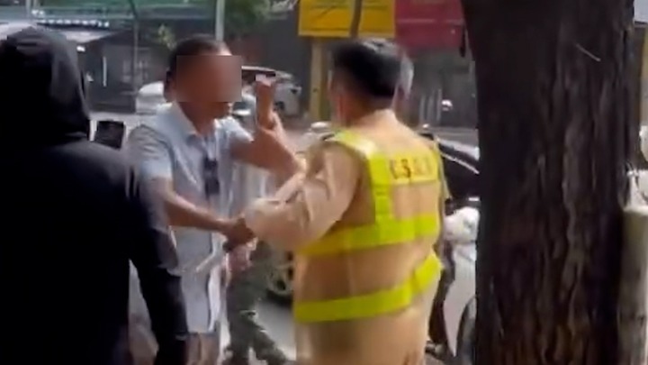 Bị dừng xe vì vượt đèn đỏ, người đàn ông tấn công CSGT giữa đường