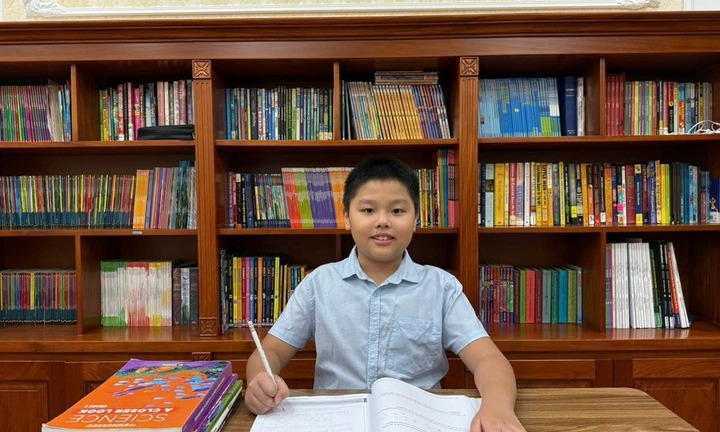 Cặp song sinh Phú Thọ gây ấn tượng tại TOEFL Challenge: Anh vô địch với điểm tuyệt đối 900/900