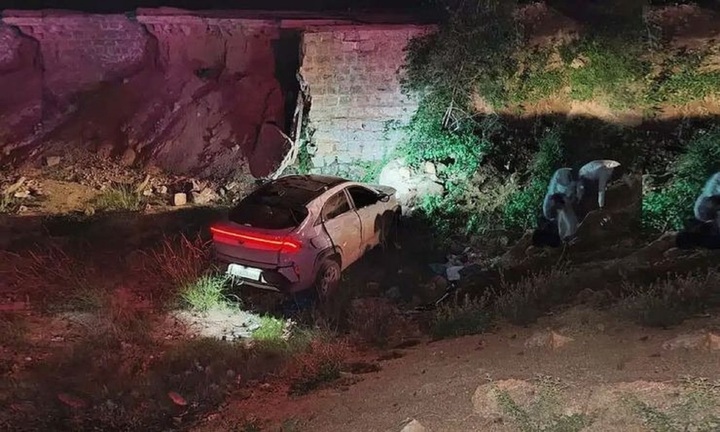 Đi theo chỉ dẫn Google Maps, cả ô tô 