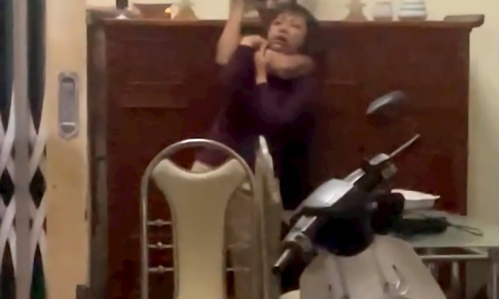 Nghẹt thở cảnh giải cứu người phụ nữ bị nam thanh niên dùng dao khống chế