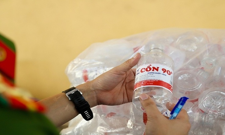 Phá 2 đường dây sản xuất cồn y tế giả, thu giữ 20.000 chai nhãn hiệu