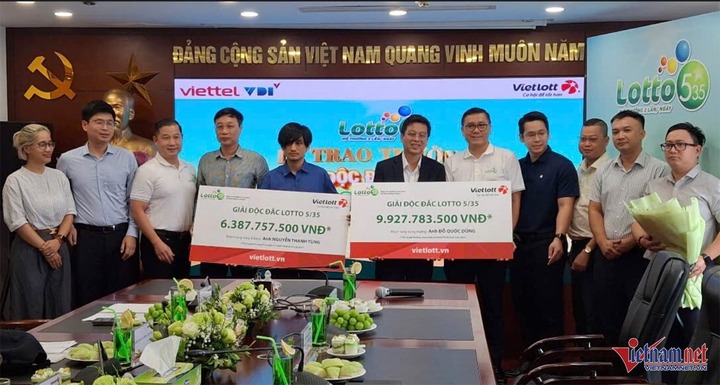 Hai khách hàng trúng độc đắc Vietlott tiền tỷ không đeo mặt nạ lên nhận thưởng