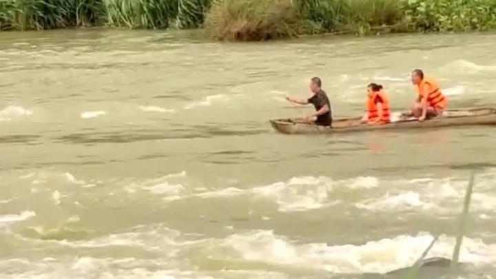 Cứu kịp thời 3 người trong một gia đình bị mắc kẹt khi vui chơi ở lưu vực hồ thuỷ điện