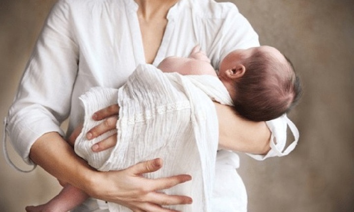 Bệnh nhi 1 tuổi bị bại não chỉ vì thói quen rung lắc khi bế ngủ của bố