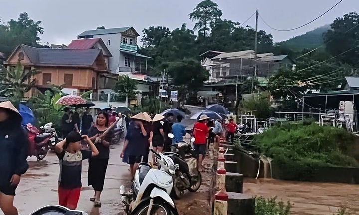 Phú Thọ: Một phụ nữ bị lũ cuốn mất tích khi cho vịt ăn ở gần nhà