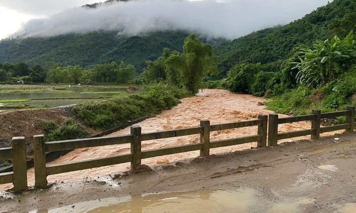 Vụ hai mẹ con đi cho vịt ăn bị lũ quét cuốn trôi: Con được cứu, mẹ mất tích