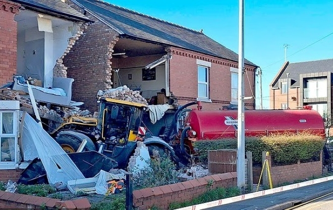 Clip: Ô tô con liểu lĩnh vượt đèn đỏ gây tai nạn khiến xe đầu kéo mất lái, 