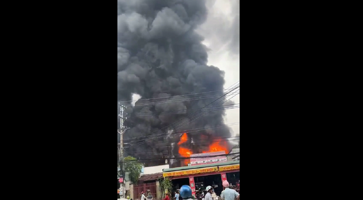 Clip: Xưởng sơn 1.000m2 ở TP.HCM bốc cháy dữ dội, khói đen, lửa cuồn cuộn bốc lên cả trăm mét