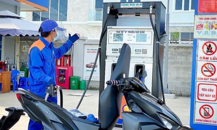 Từ 15h chiều nay, giá xăng giảm nhẹ, xăng RON 95 về dưới mức 20.000 đồng/lít