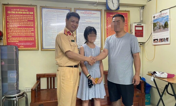 CSGT Hà Nội kịp thời giúp đỡ bé gái đi lạc trở về với gia đình