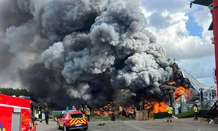 Kinh hoàng cảnh lửa cháy đỏ rực, khói đen cuồn cuộn bao trùm sân khấu chính lễ hội âm nhạc Tomorrowland