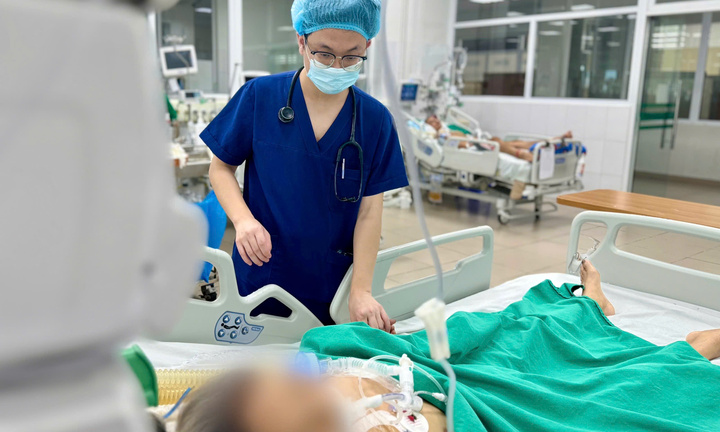 Uống rượu như nước, người đột quỵ, nôn ra máu, người nguy kịch suýt tử vong