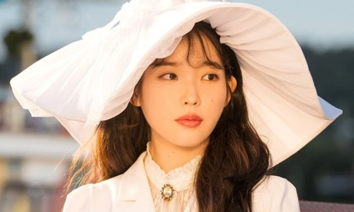 Sao nữ từng trải qua tuổi thơ cơ cực, là nạn nhân của công ty lừa đảo, nay trở thành ca sĩ hàng đầu showbiz