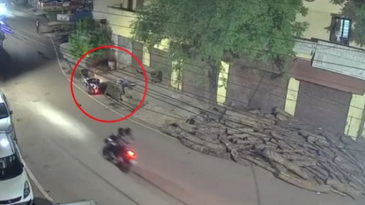 Clip: Chó hoang bất ngờ lao vào đầu xe, thiếu niên mất lái phi xuống cống tử vong