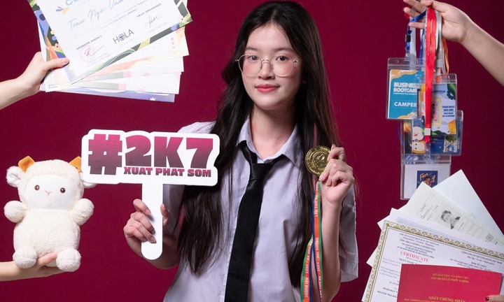 Nữ sinh Chuyên Ngoại ngữ lập 