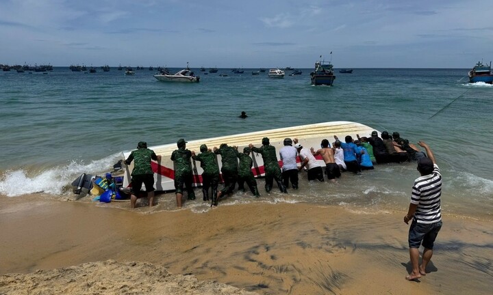 Sóng lớn đánh lật ca nô chở khách du lịch ở Gia Lai, 3 người bị thương