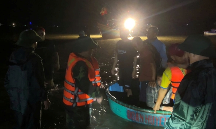 Hà Tĩnh: Vật lộn với sóng lớn, đưa 34 người trên tàu du lịch bị chìm vào bờ an toàn